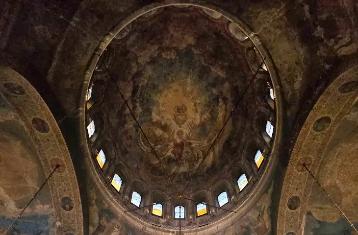 Alexander Nevsky Katedrali ana kubbe freskleri ve iç mimari Sofya